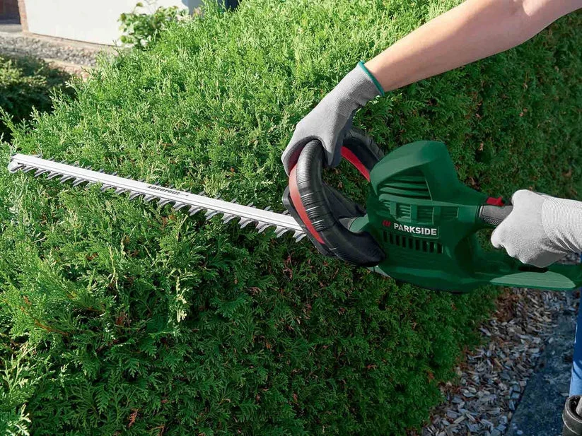 Elektrische Heckenschere 650 W - Im Einsatz an Hecke