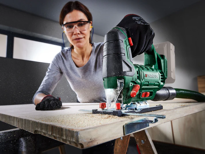 Scie sauteuse en utilisation avec éclairage LED